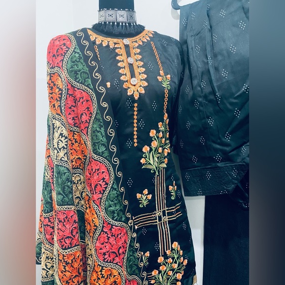 Brand new heavy embroidered wool Kashmiri shawl - Picture 2 of 3